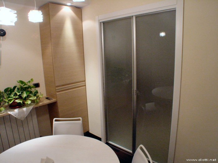 La porta scorrevole interno muro modello Atlantic unisce o divide la cucina e la sala da pranzo.